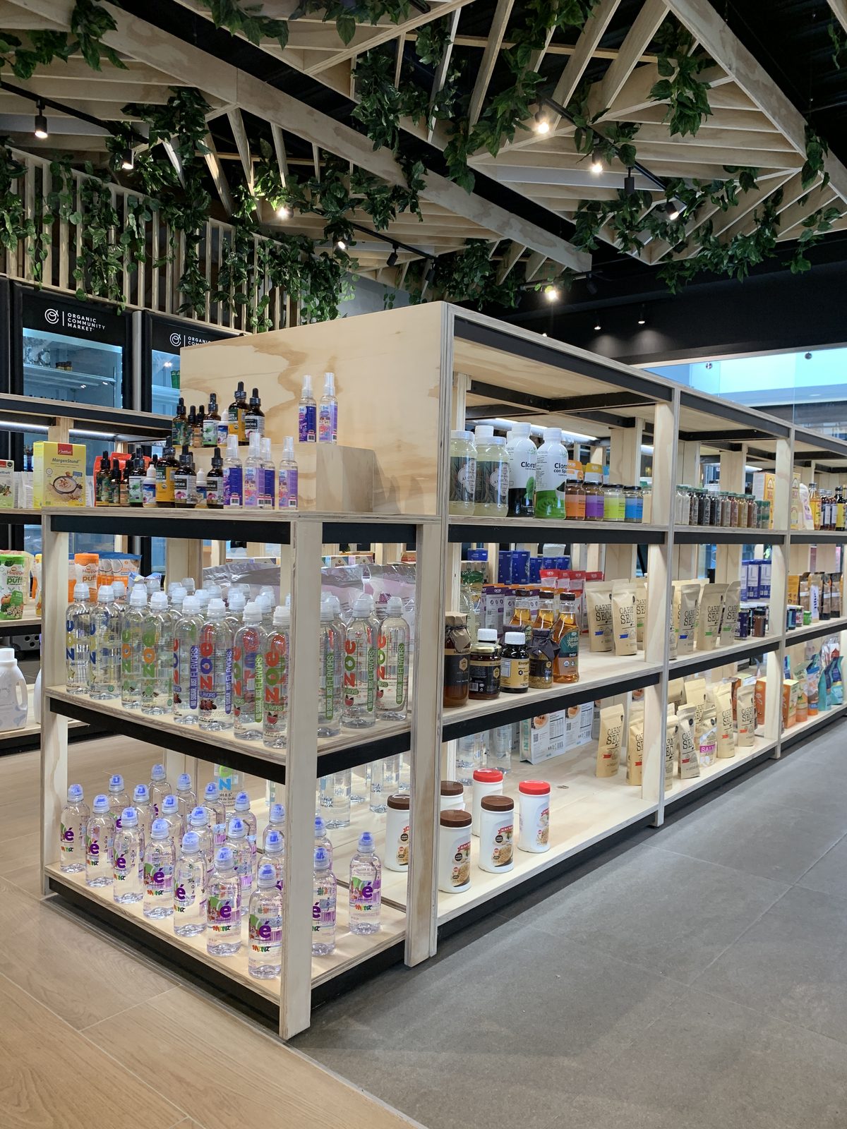 Retail — piso de venta y plafones luminosos